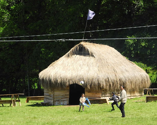 "Pas de ballon près de la ruka, les enfants !"