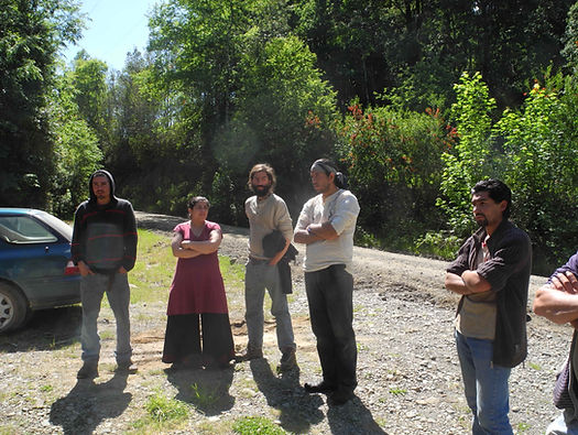 Réunion près de la pisciculture avant de passer à l'action.