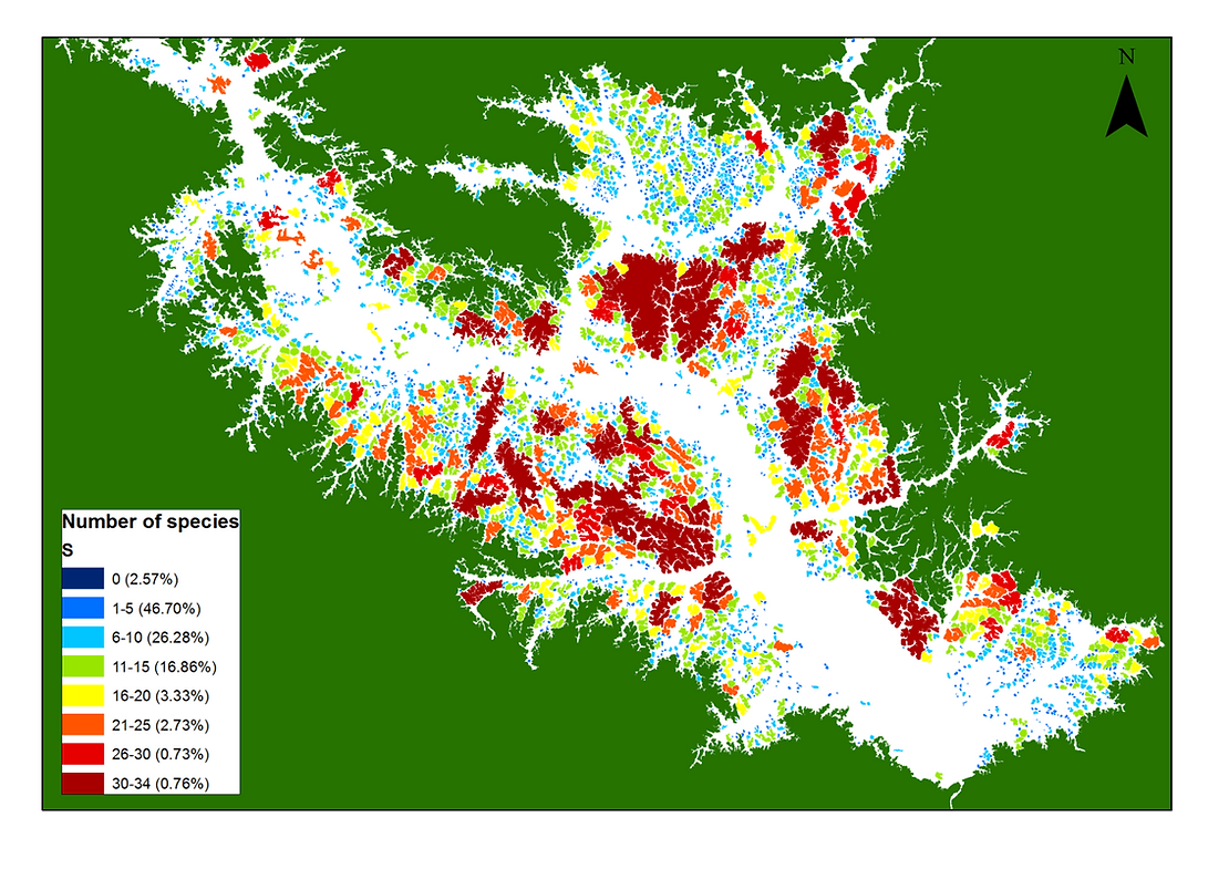 Carte du lac et de ses 3 528 îles : l'eau en blanc, les îles en couleur selon la légende.