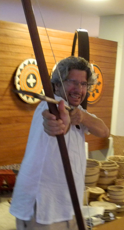 Marcello n'hésite pas à sortir un arc géant et une flèche d'une galerie d'art pour m'expliquer une technique de chasse...