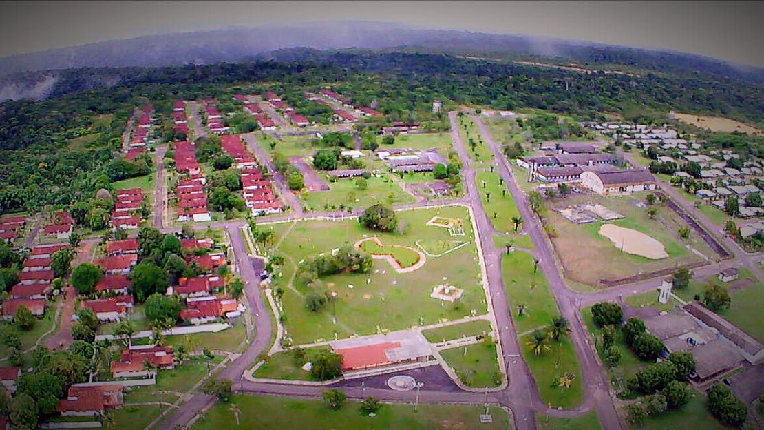 Vue aérienne de Balbina : à droite du double axe, les pêcheurs, à gauche les belles maisons des employés de la centrale.