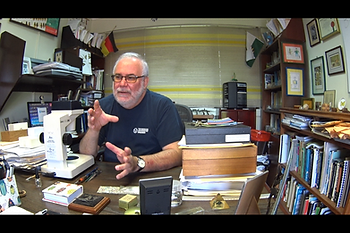 Pr. Bert Kohlmann dans son bureau du campus EARTH.