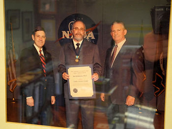 Professeur bert Kohlmann recevant la médaille du service public de la NASA.