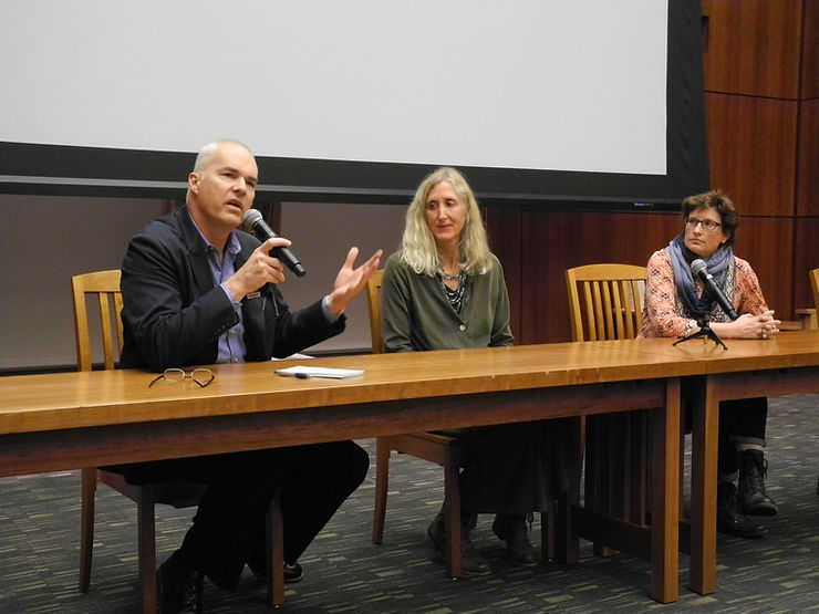 Mr Reed intervient avec d'autres intervenantes à l'université de Santa Clara, San José, Californie.