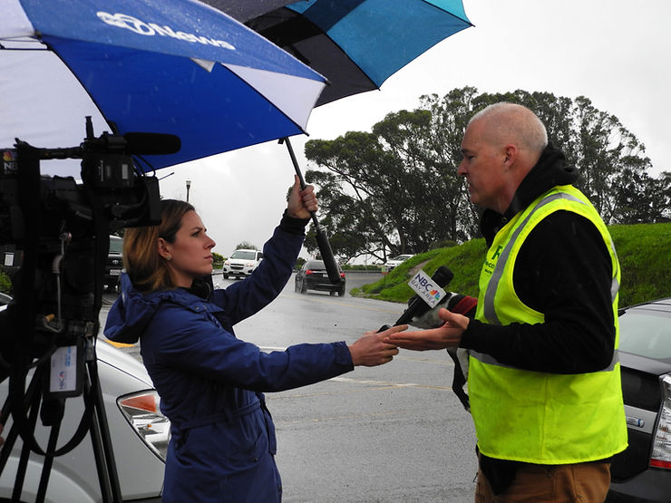 Robert Reed répond aux questions de la chaîne d'informations américaine NBC (avec son chien Cacahuète) au nom de Recology.