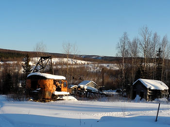 L'une de ces immenses grues qui creusait autrefois la terre et qui depuis s'est tue.