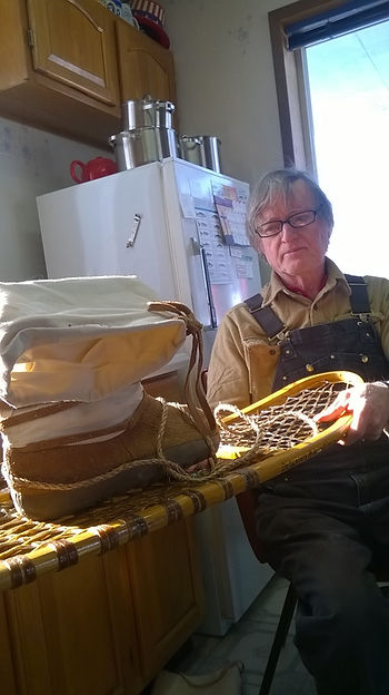 Bob me montre un équipement indigène pour marcher dans la neige en toute légèreté.