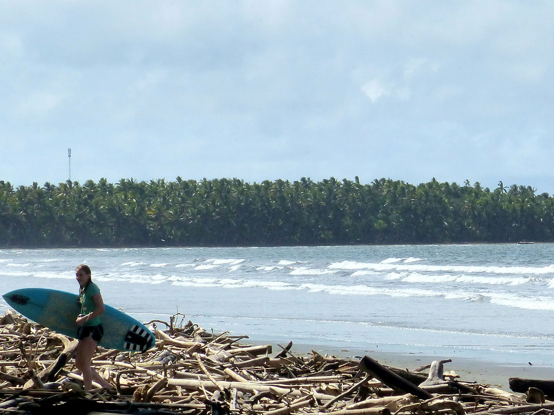 Les débris dus aux récents cyclones, naturels ou non, rendent les plages pratiquables seulement pour les plus courageuses...